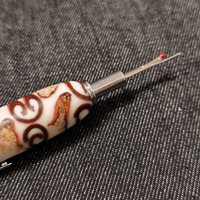 coupe fils avec de beaux motifs en cannelle et résine blanche - nuances de marron