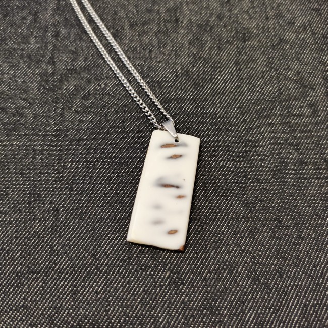 bijoux original - pendentif - collier - rectangulaire - résine blanche - pomme de pin en incrustation - mousqueton - chaîne acier inoxydable