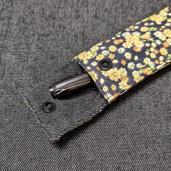 accessoires de papeterie fait mainen tissu - made in france - jéjé lulu petite pochette fleurie pour stylo bille en bois - noir jaune vert avec doublure intérieure en jean