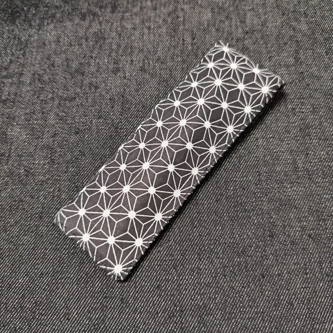 accessoire de papeterie fait main en tissu japonais - made in france - jéjé lulu pochette pour stylo ou cigarette électronique en tissu japonais motif asanoha noir et blanc