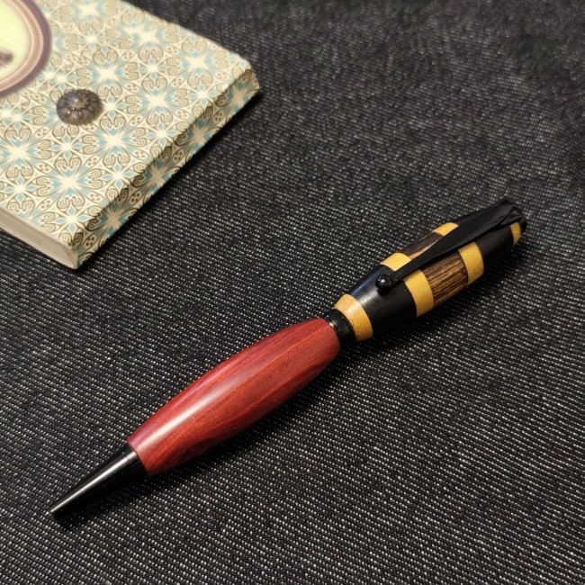 accessoire papeterie en bois pour écrire - stylo bille rétractable monté sur un kit noir - motif Arequin à rayures