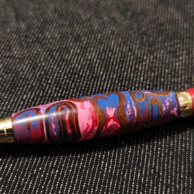 beau stylo bille fait main en résine rouge, rose, bleue et cannelle - monté sur un kit métal doré