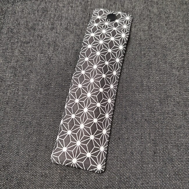 accessoire de papeterie fait main en tissu japonais - made in france - jéjé lulu pochette pour stylo ou cigarette électronique en tissu japonais motif asanoha noir et blanc