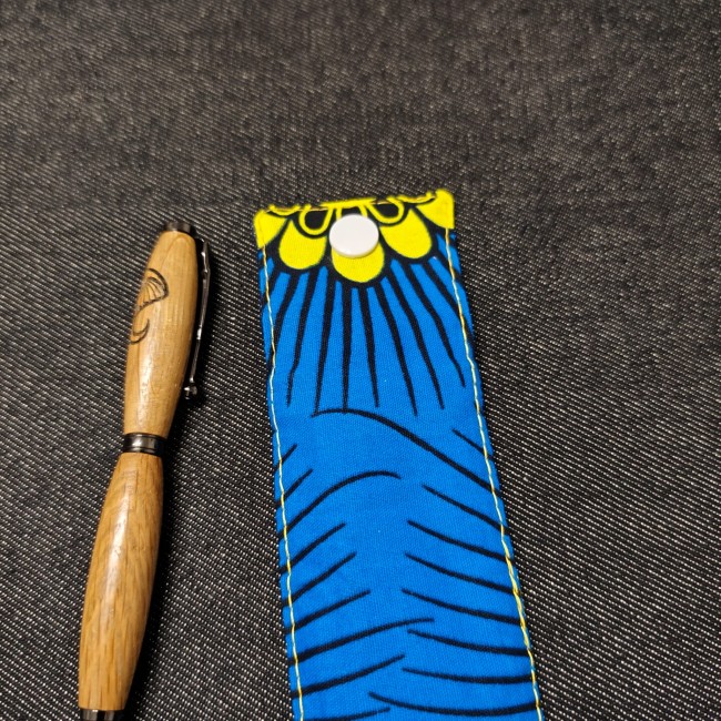belle petite pochette stylo en nuances de bleu et jaune avec motif grosses fleurs - tissu wax
