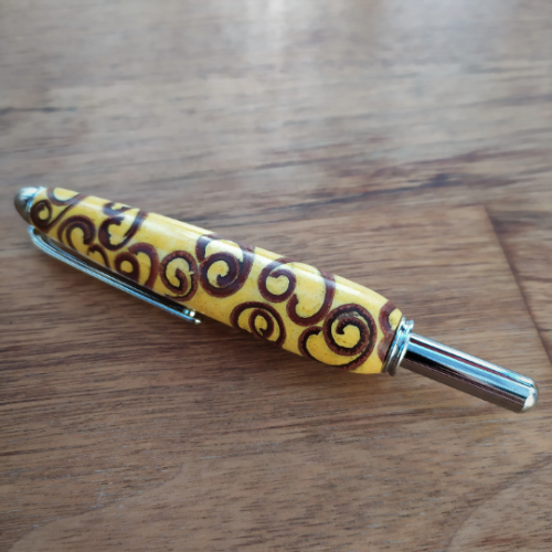 Kaneli fait main - Cannelle et résine jaune