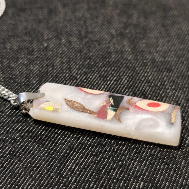 collier pendentif  fait main - style urbain - look cool - résine blanche nacrée et motifs multicolores - rectangulaire - bijoux artisanal avec sa chaîne 30 cm en acier inoxydable