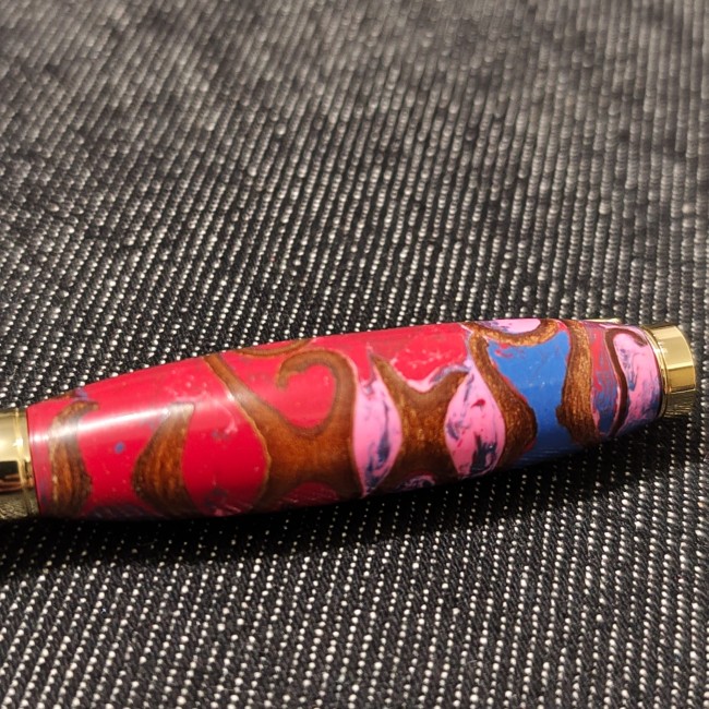 beau stylo bille fait main en résine rouge, rose, bleue et cannelle - monté sur un kit métal doré