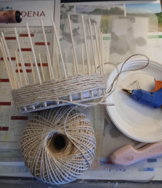 Paniere ronde en ficelle et perles de bois