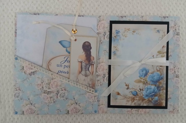 Fleurs bleues - intérieur avec pochette et marque page