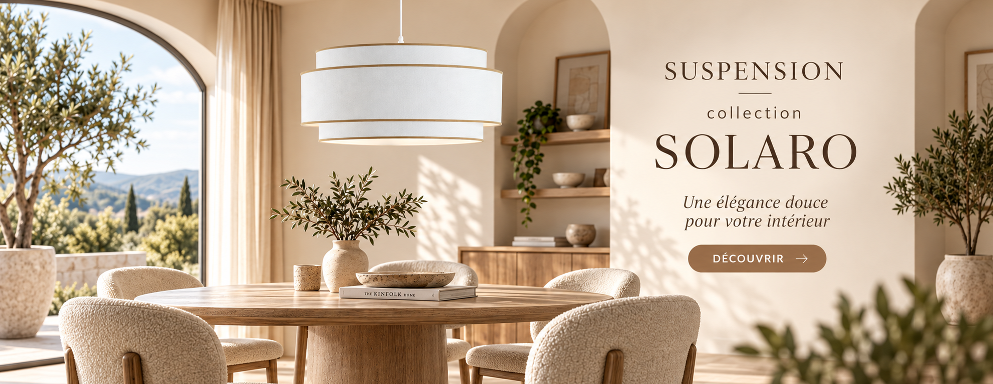 Suspension Solaro blanche en tissu dans une salle à manger lumineuse, mise en scène dans un intérieur élégant et chaleureux.
