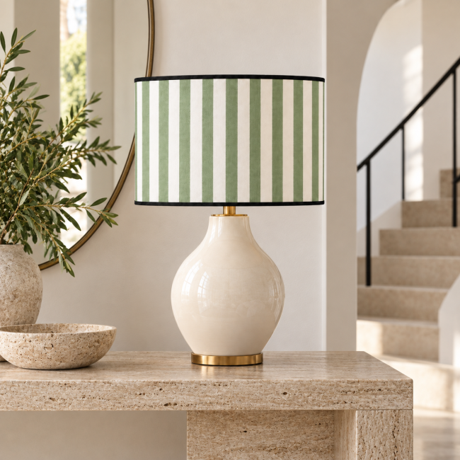 Abat-jour FAUBOURG vert pastel à rayures, sur une lampe en céramique ivoire dans un intérieur décoré