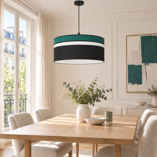 Suspension LUMIO vert paon au-dessus d’une table dans une salle à manger lumineuse