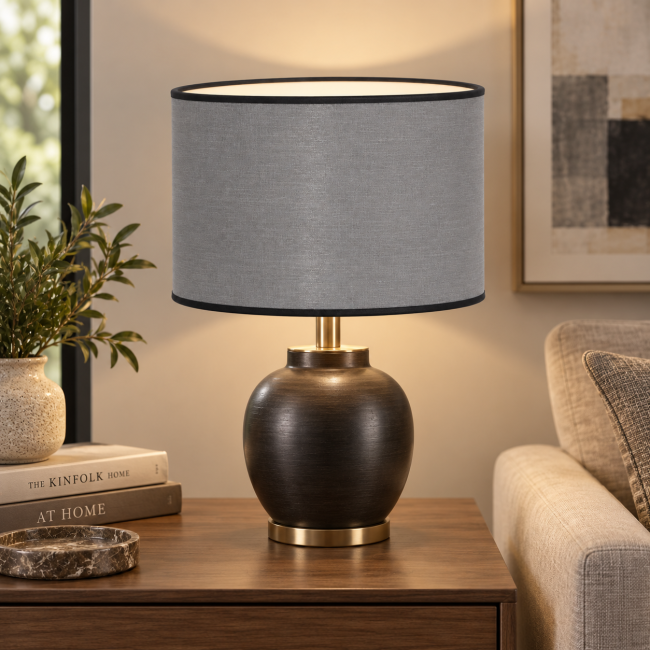 abat-jour déco modern gris - lampe a poser - kauze luminaires paris Lampe à poser avec abat-jour gris en coton et finition noire dans un salon contemporain