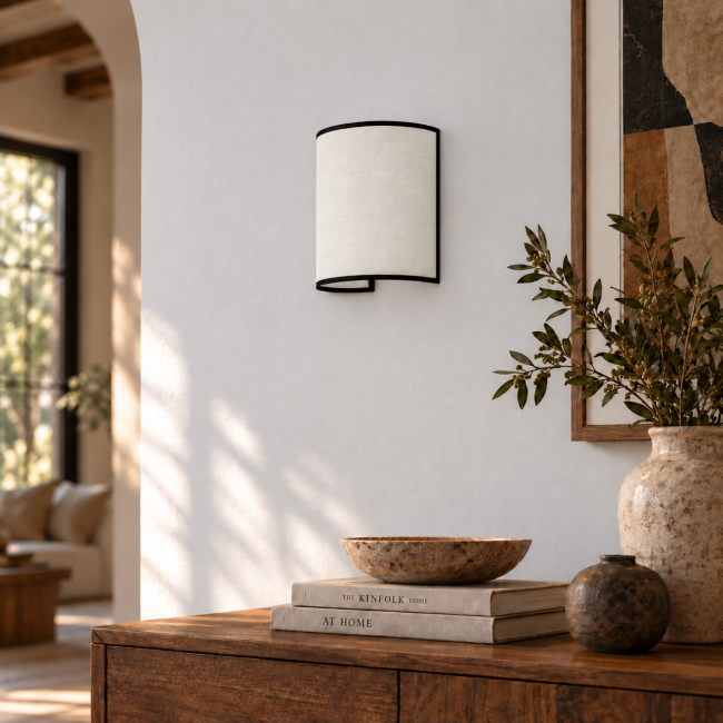 Applique murale LILO en coton blanc, présentée en situation dans un intérieur