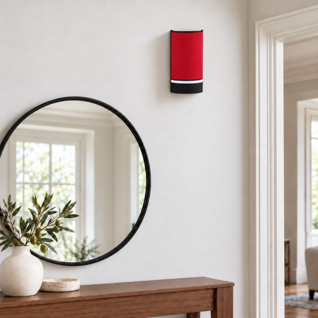 Applique IRIS rouge à bordures noires et bande blanche, installée au-dessus d’un miroir