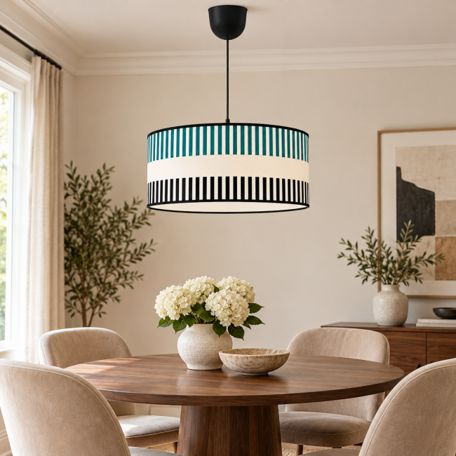 Suspension RIVAGE bleu paon en situation dans un intérieur, motifs graphiques et finitions noires