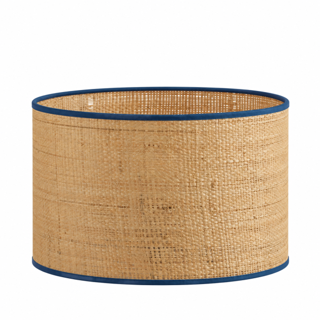 Abat-jour en raphia naturel installé sur un pied de lampe