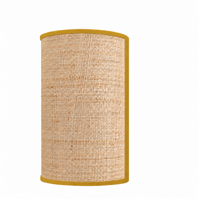 Applique murale PIANA en raphia naturel avec bordure jaune moutarde sur fond blanc