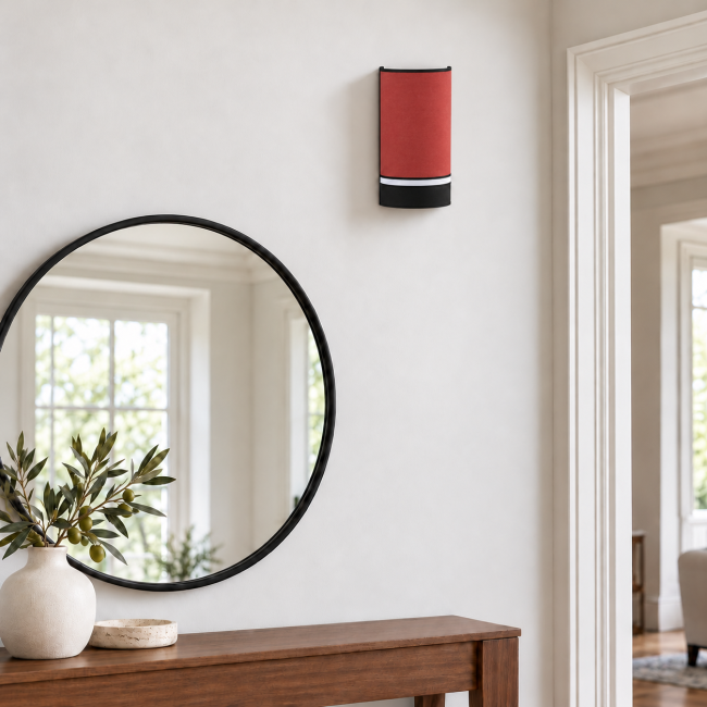 Applique IRIS terracotta à bordures noires et bande blanche, installée au-dessus d’un miroir