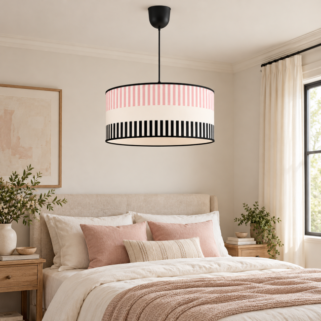 Suspension RIVAGE rose pastel en situation dans un intérieur, motifs graphiques et finitions noires