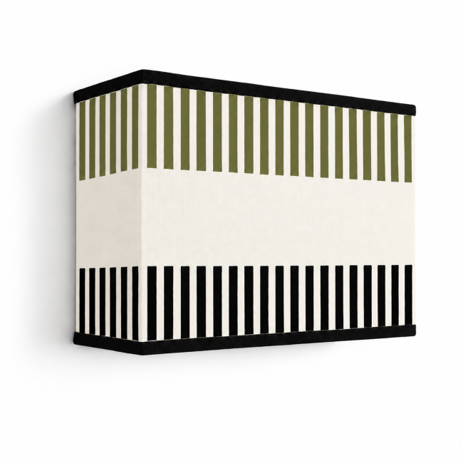 Applique murale déco RIVAGE vert olive, motifs graphiques vert olive et noir sur fond crème clair, vue éteinte sur fond blanc