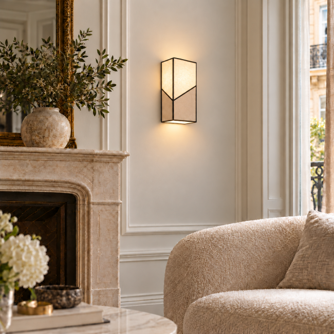Applique PRISM beige et blanc allumée dans un salon