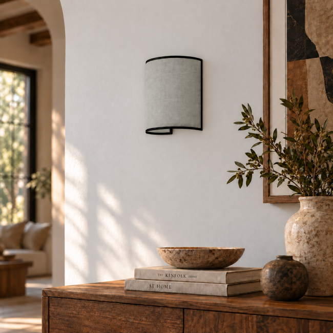 Applique murale GINO en coton gris, présentée en situation dans un intérieur