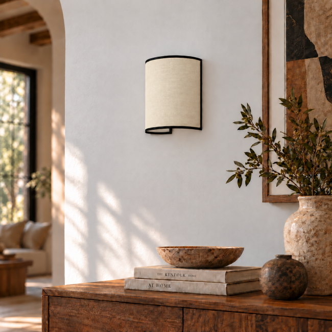 Applique murale NÉVA en coton crème et bordage noir, présentée dans un intérieur