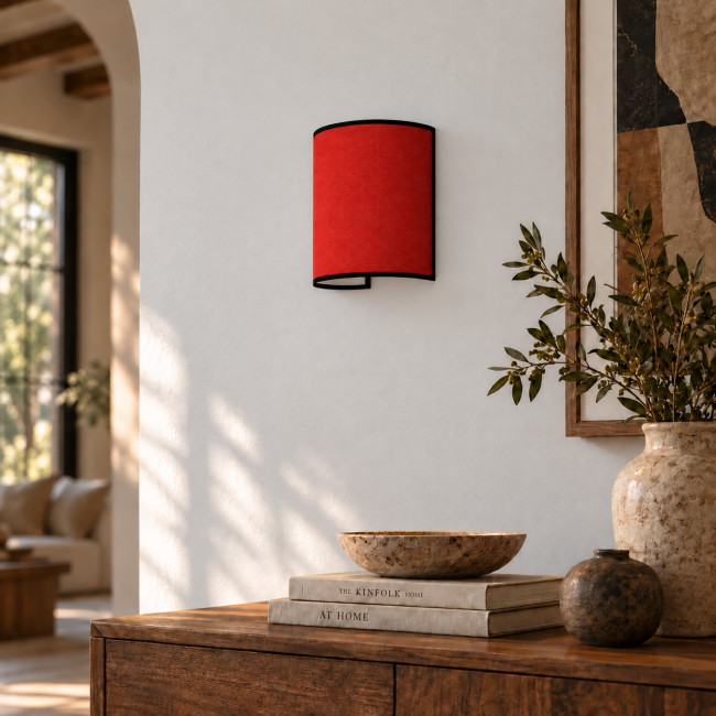Applique murale RUBY en coton rouge et bordage noir, présentée dans un intérieur