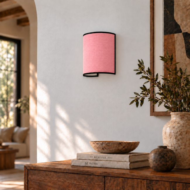 Applique murale LILA en coton rose et bordage noir, présentée dans un intérieur