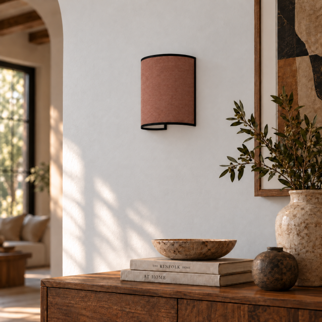 Applique murale MIRA en coton marron, présentée en situation dans un intérieur