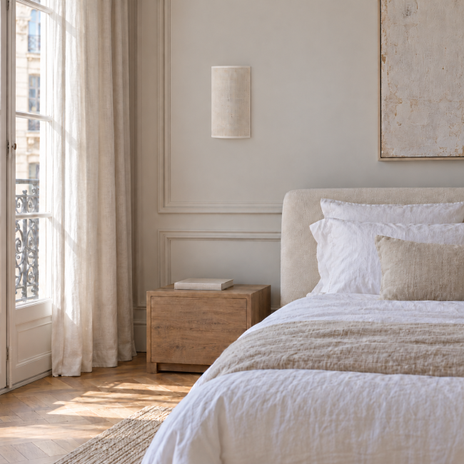Applique murale Erbalunga en jute blanche dans une chambre lumineuse avec tête de lit claire