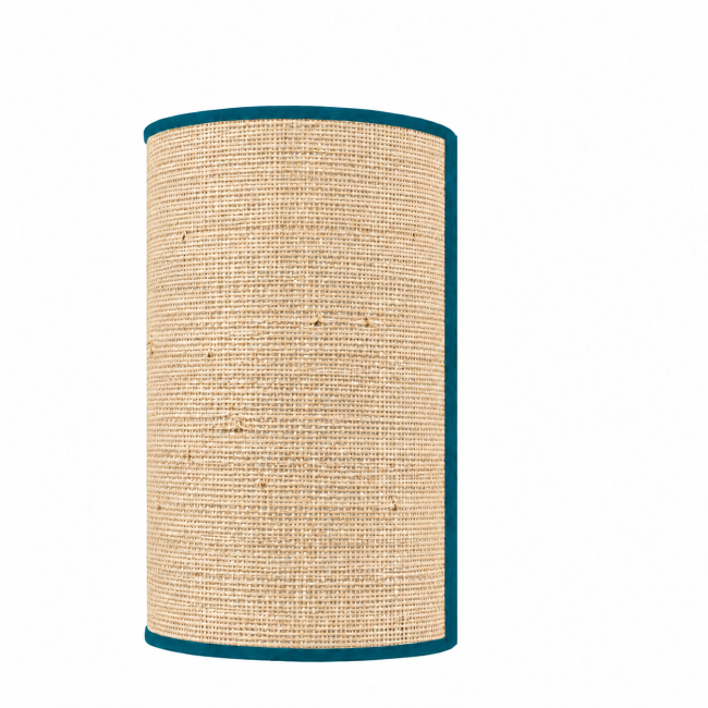 Applique murale PIANA en raphia naturel avec bordure bleu canard sur fond blanc
