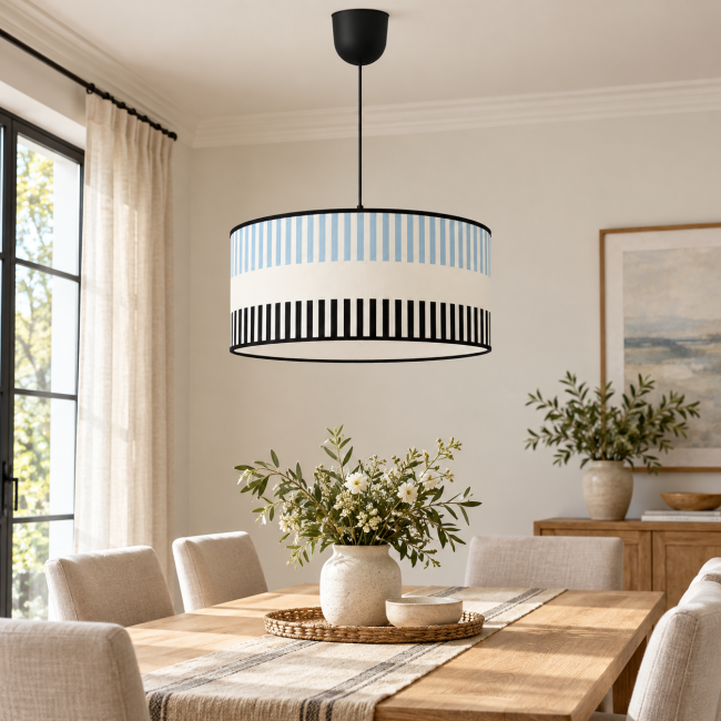 Suspension RIVAGE bleu pastel en situation dans un intérieur, motifs graphiques et finitions noires
