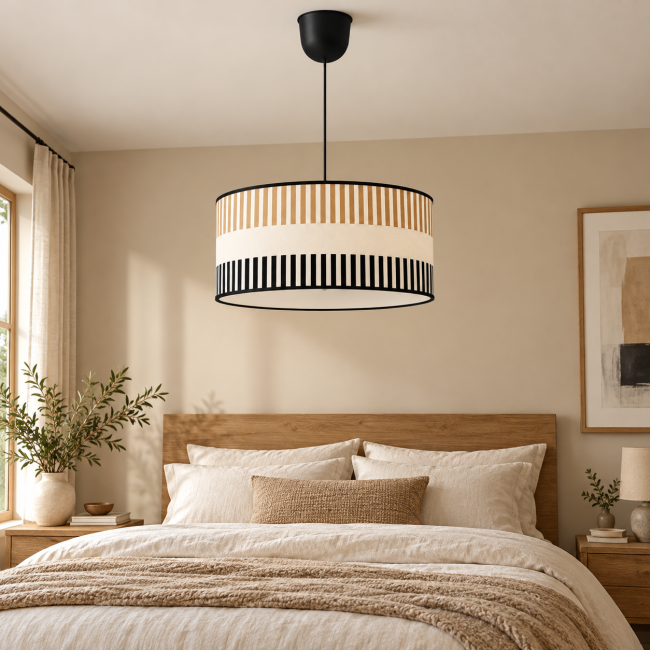 Suspension RIVAGE camel en situation dans un intérieur, motifs graphiques et finitions noires