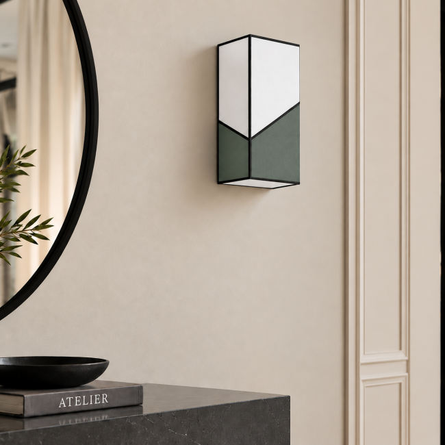 Applique PRISM MAQUIS en blanc et vert sauge, éteinte sur un mur à moulures au-dessus d’une console
