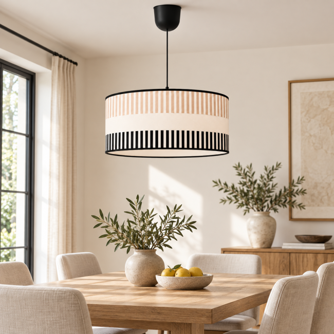 Suspension RIVAGE beige en situation dans une salle à manger, motifs graphiques et finitions noires
