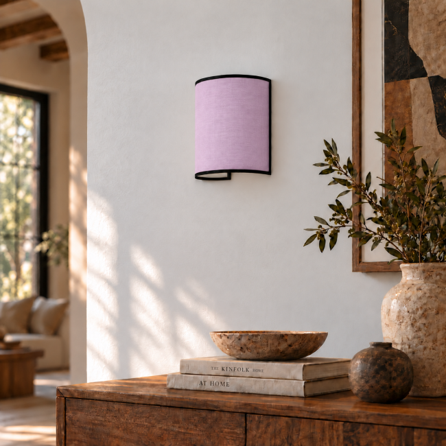 Applique murale MAUVE en coton mauve et bordage noir, présentée dans un intérieur