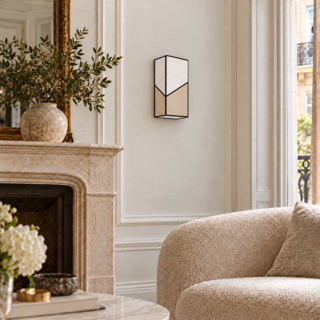 Applique PRISM beige et blanc éteinte dans un intérieur