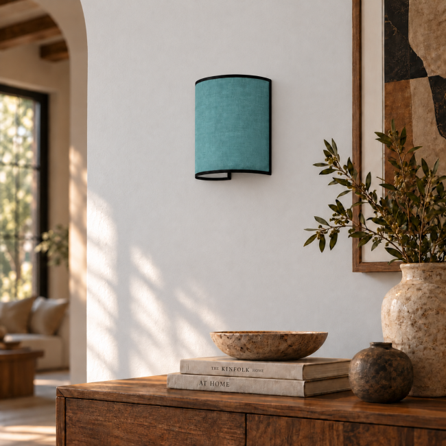 Applique murale BORIA en coton bleu canard, présentée en situation dans un intérieur