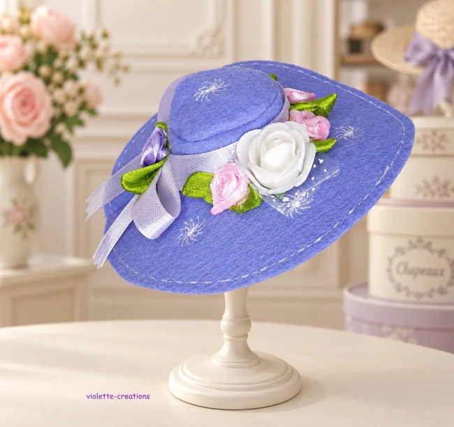 chapeau feutrine violet avec rose et ruban pour poupée Barbie
