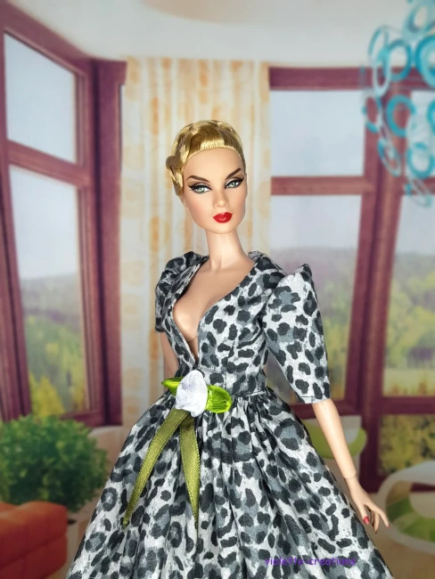 Robe de Bal Léopard Gris pour Poupée | Violette-Creations Robe de bal pour poupée type Barbie en coton imprimé léopard gris et blanc, manches bouffantes, décolleté V, décoration rose blanche et ruban vert olive à la taille, création artisanale par Violette-Creations.