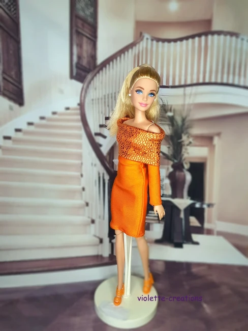 Poupée mannequin en robe de soirée orange fourreau avec bustier texturé brillant