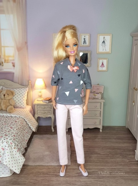Ensemble Pyjama Rose et Gris pour Poupée Barbie avec Ruban Rose Ensemble pyjama rose et gris pour poupée Barbie avec ruban rose sur le col en V