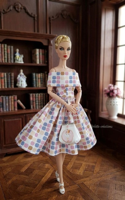 robe printanière pour poupée Barbie et Fashion Royalty Robe printanière en tissu fleuri pour poupée Barbie et Fashion Royalty avec sac en simili cuir blanc et bande etole