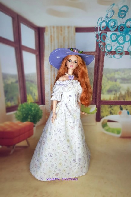 Robe longue romantique avec chapeau violet pour poupée type Barbie Robe longue romantique avec corset blanc et chapeau violet pour poupée type Barbie