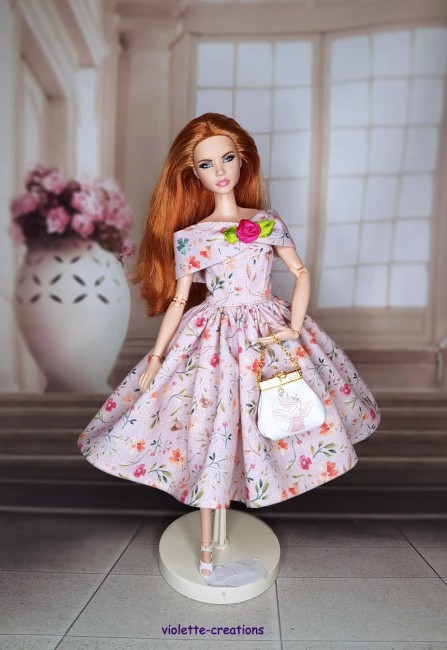 Robe fleurie en coton avec sac à main pour poupée Barbie – Violette Créations Robe fleurie en coton pour poupée Barbie avec petit sac à main assorti – création artisanale Violette Créations