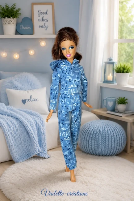 Ensemble Jogging Bleu pour Barbie : Capuche, Dessins Tendance, Confort Absolu Barbie portant un ensemble jogging bleu avec capuche, dessins tendance et confort absolu