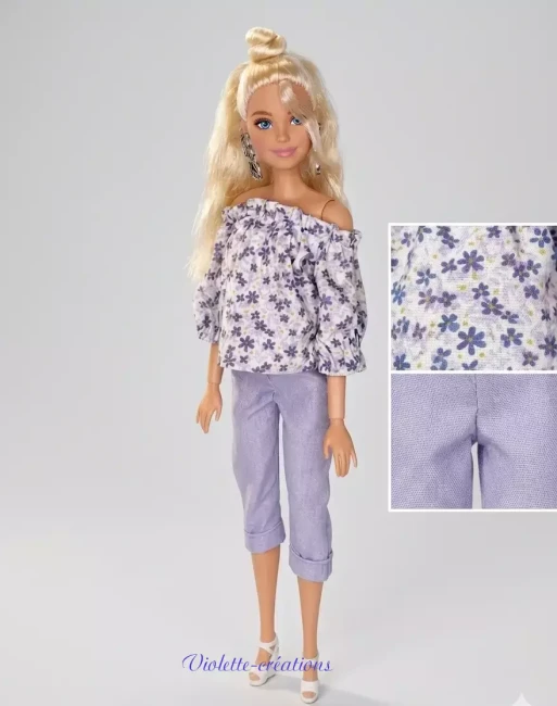 Poupée Chic : Ensemble en Coton Haut Floral et Pantalon Capri Lavande Poupée portant un ensemble en coton composé d'un haut à épaules dénudées à imprimé floral bleu et violet, d'un pantalon capri couleur lavande avec ourlets retroussés