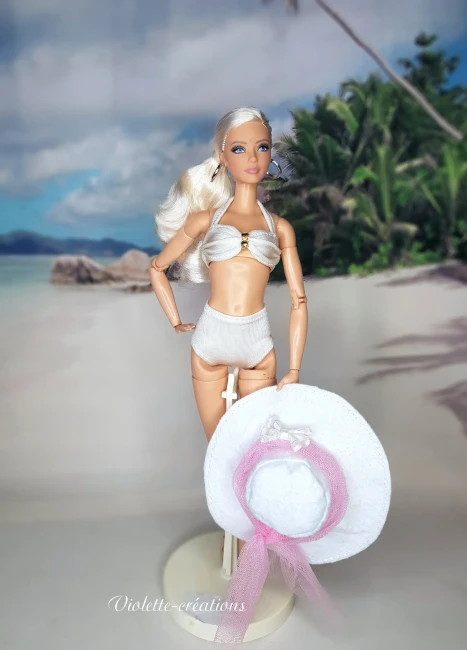 đ Ensemble Maillot de Bain Lycra Blanc, ParĂ©o Dentelle et Chapeau Feutrine pour PoupĂ©e type Barbie (9) Tenue de plage blanche pour poupĂ©e mannequin type Barbie avec maillot de bain 2 piĂšces en lycra, mini parĂ©o en dentelle et chapeau capeline en feutrine au bord d'une piscine.